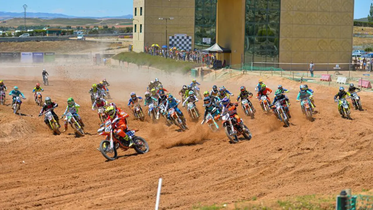 Salida de MX85 del Campeonato de Espa&ntilde;a de Motocross, este domingo en MotorLand. Foto: Agency Sport Media