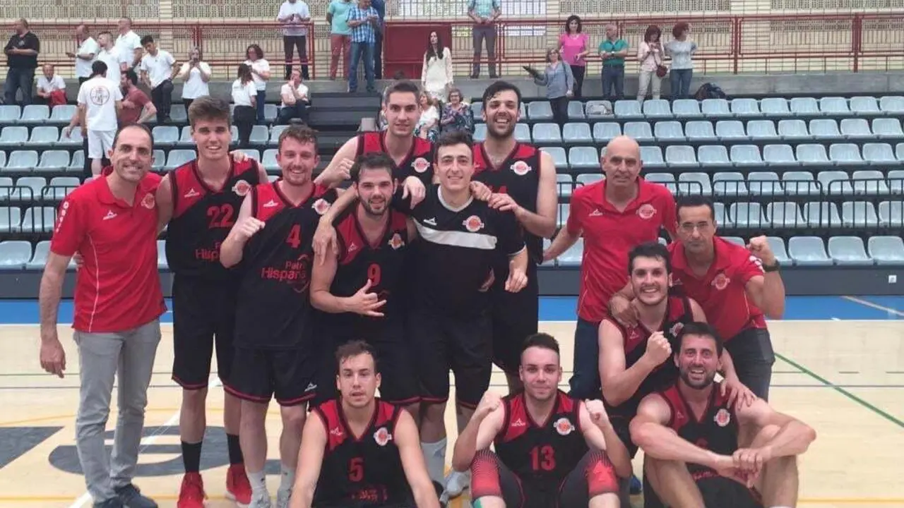 La plantilla, tras lograr el ascenso. Foto: @CBAlmozara