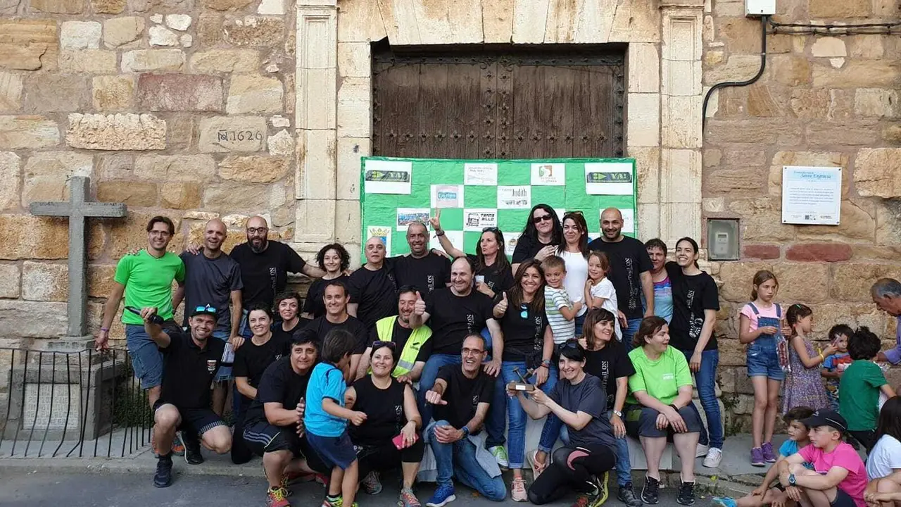 Imagen de voluntarios en la Mineos Trail sin que la ser&iacute;a imposible que casaran deporte y reivindicaci&oacute;n. Foto: Organizaci&oacute;n