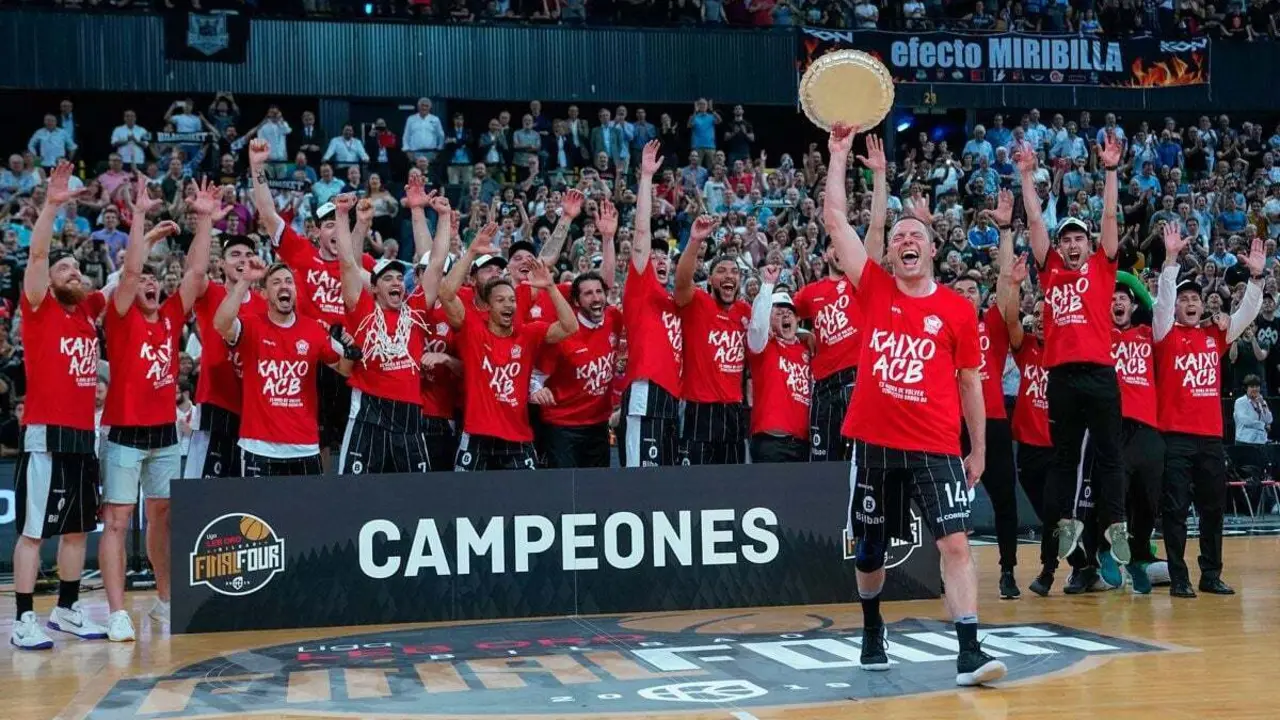 Javi Salgado levanta el trofeo de campe&oacute;n de la Final Four 2019 en LEB Oro | Foto: FEB
