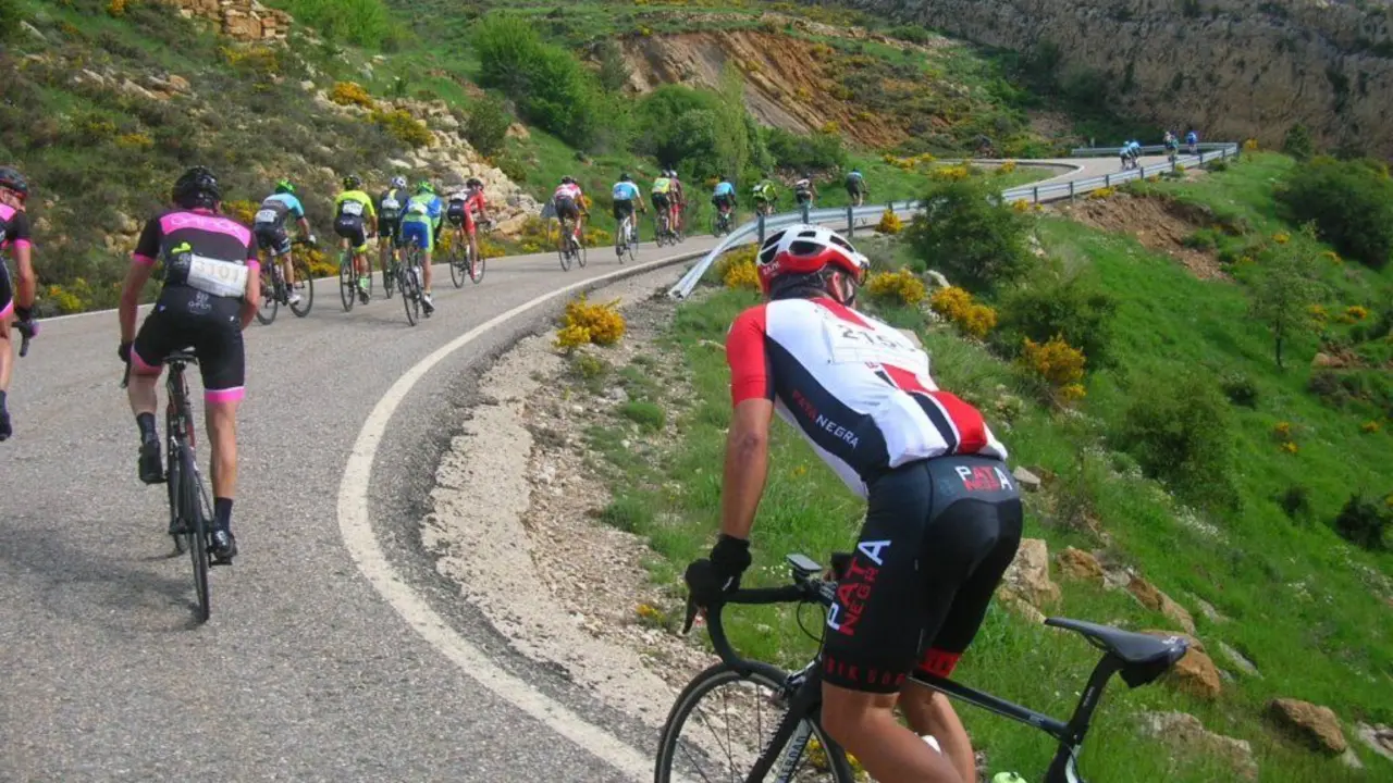 Participantes de la Cicloturista Sierra de G&uacute;dar 2018 a su paso por el puerto de Fortanete |Foto: Javier Pascual 