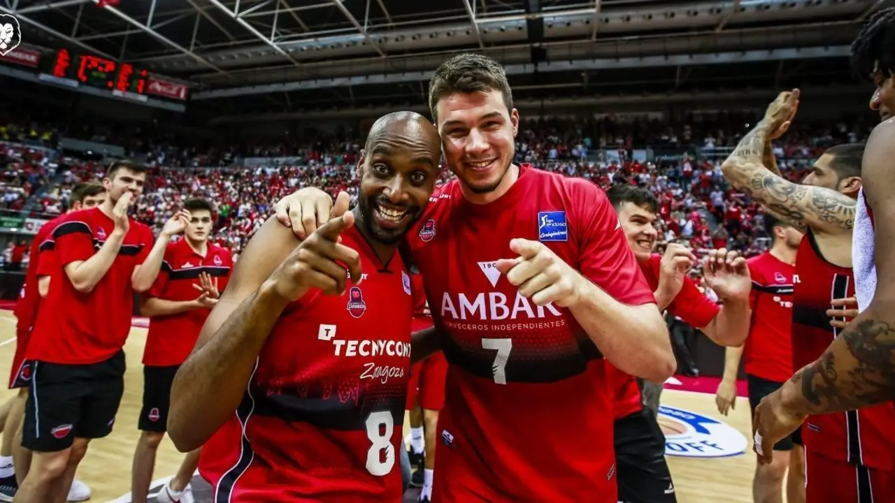 Los dos JBs -Barreiro y Berhanemeskel- celebran el pase del equipo a semis. Foto: Esther Casas/Tecnyconta Zaragoza