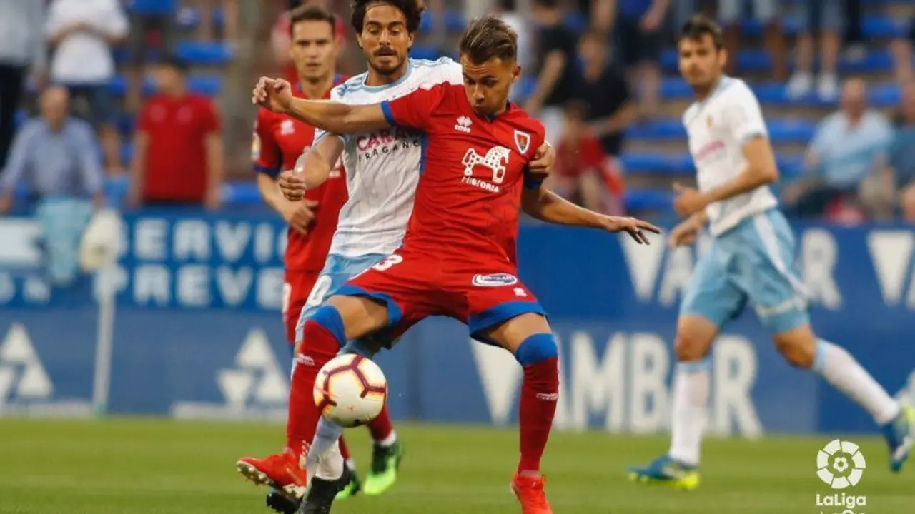 Javi Ros pelea por el bal&oacute;n ante el Numancia. Foto: La Liga 123