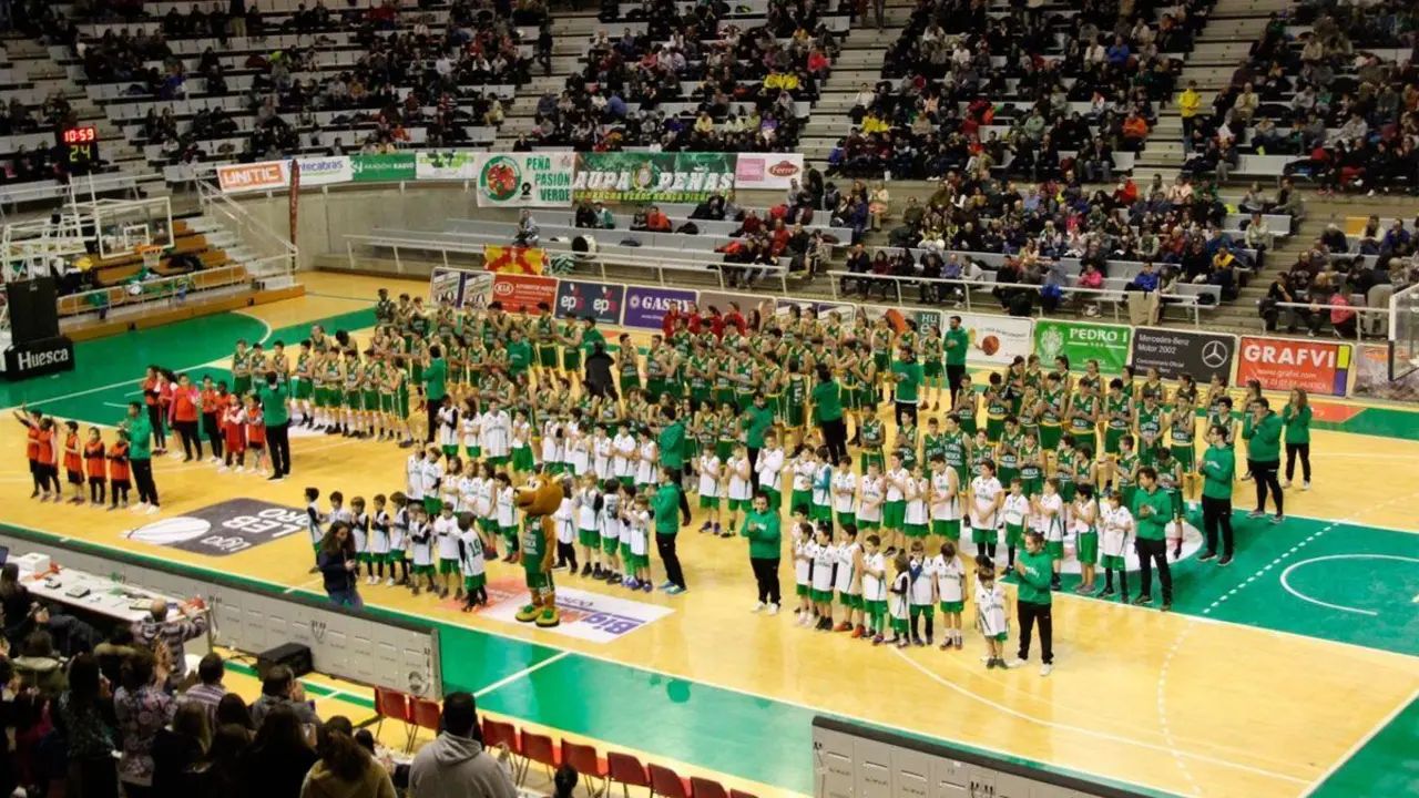 Presentaci&oacute;n de la cantera durante el Levitec Huesca - Bilbao Basket de esta temporada en LEB Oro | Foto: CBPHuesca