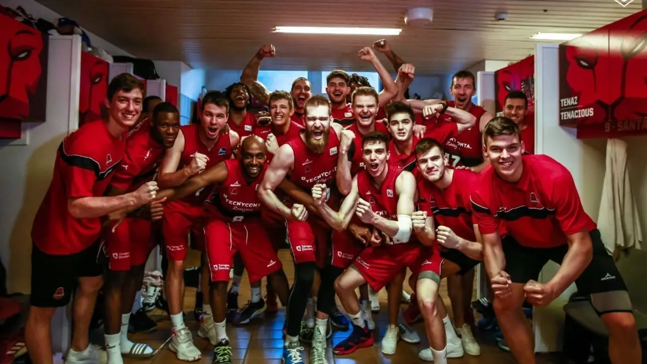 Los jugadores celebran la victoria ante Baskonia de la pasada temporada. Foto: Esther Casas/Basket Zaragoza