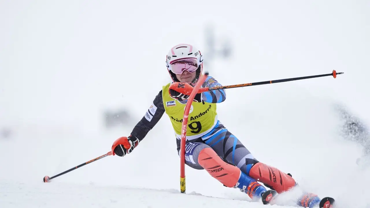 In&eacute;s Sanmart&iacute;n gestiona un paso de palos durante una competici&oacute;n en Andorra. Foto: Cetdi Jaca