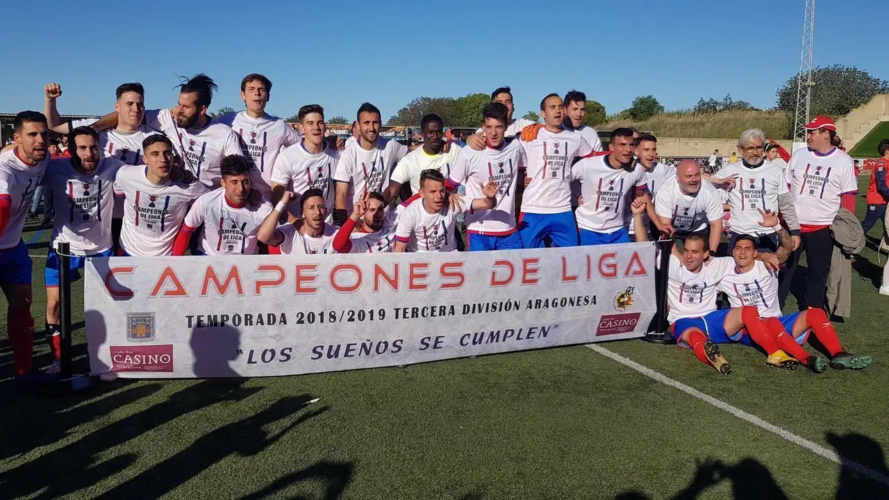 La SD Tarazona en la celebraci&oacute;n de su t&iacute;tulo de Liga en Tercera Divisi&oacute;n. Foto: SD Tarazona