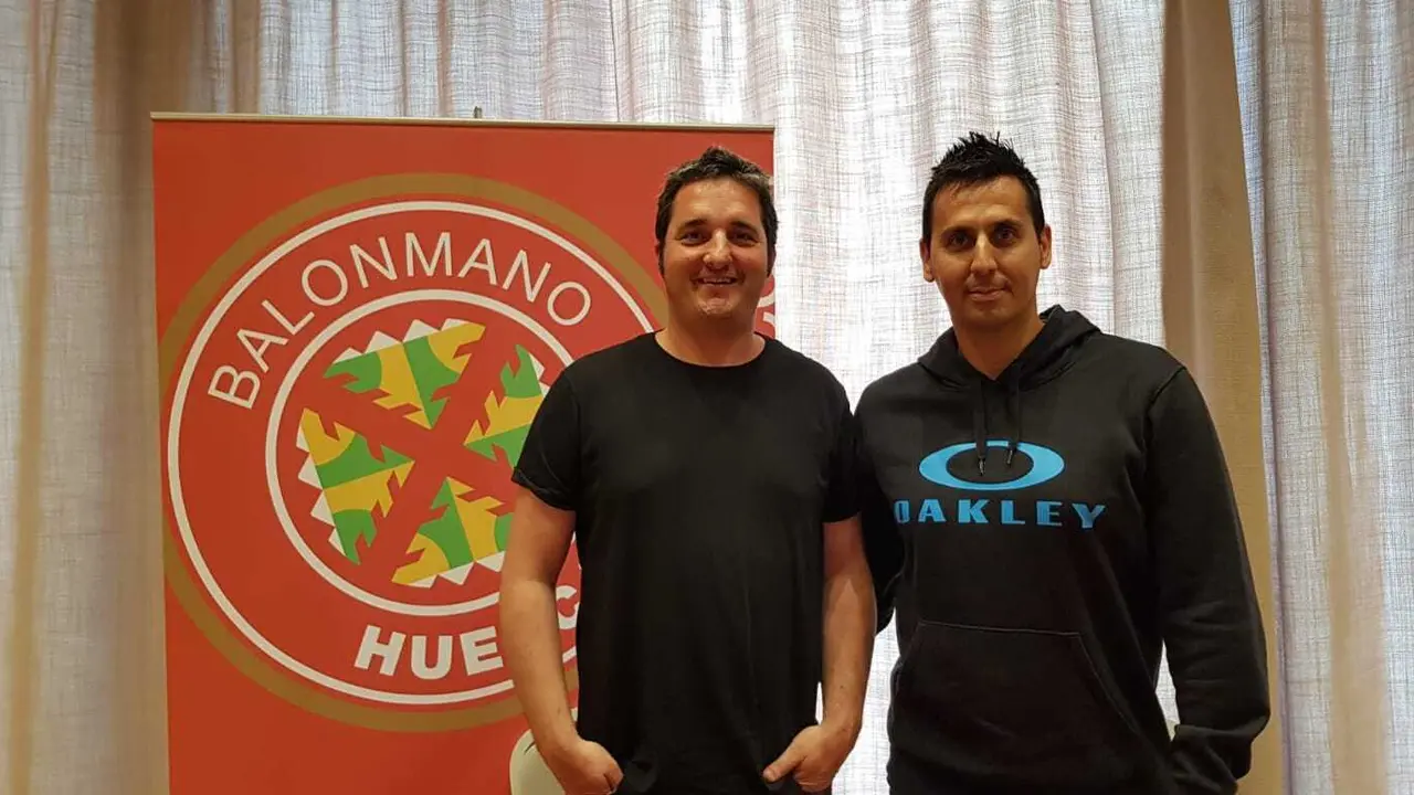 Dani Ib&aacute;&ntilde;ez y Gerard Espigol, en la presentaci&oacute;n de este como entrenador del equipo de Primera Nacional. Foto: BM Huesca