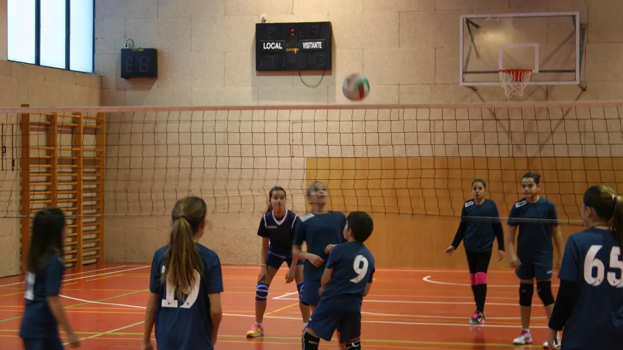 Escolares de Teruel practicando el voleibol |Foto: Ayuntamiento
