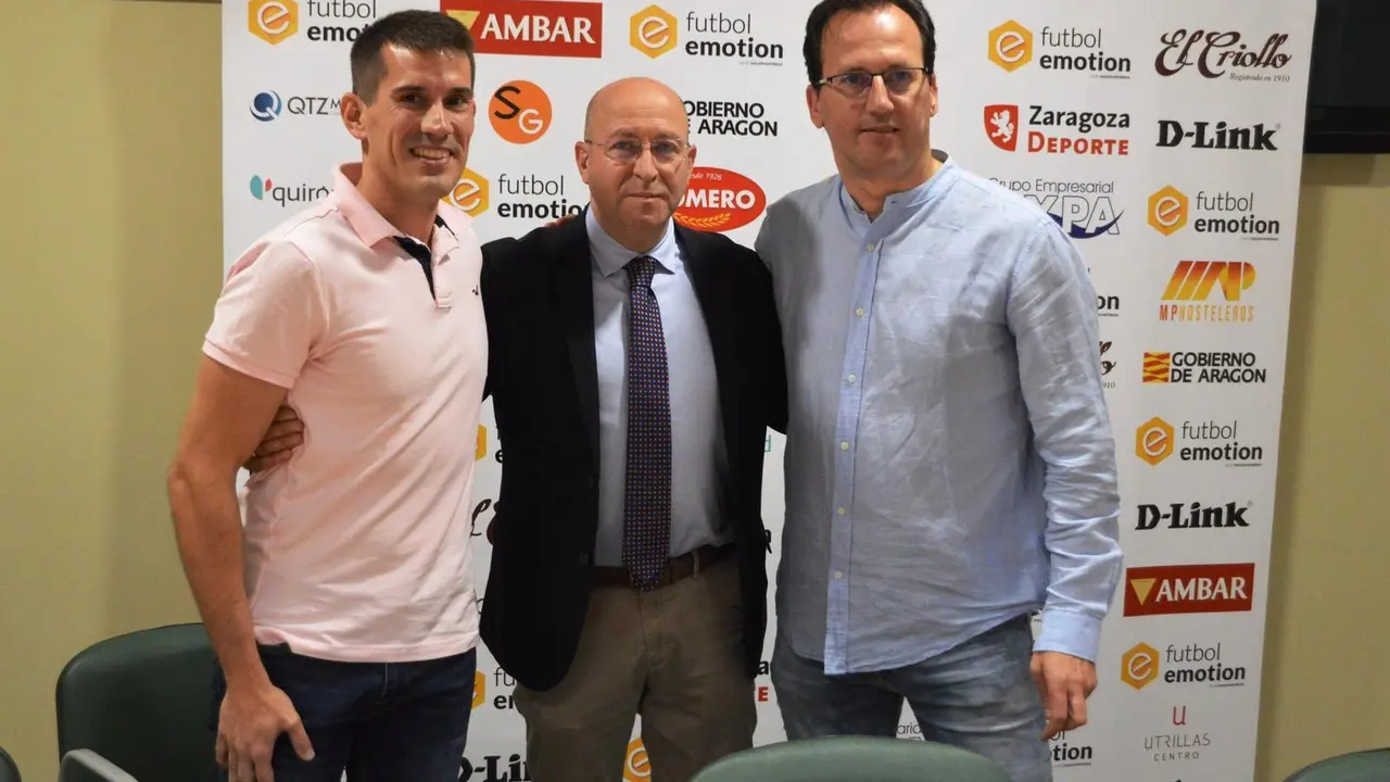 Arturo Santamar&iacute;a y Santi Herrero escoltan al presidente, Jos&eacute; Ram&oacute;n Moreno. Foto: Pedro Luis Serrano