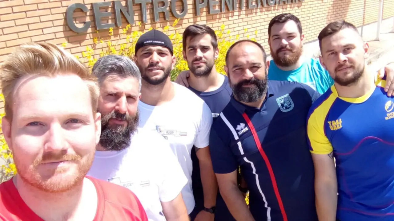 Adolfo Escol&aacute; y Miguel &Aacute;ngel Conejos, con varios componentes del Bantierra F&eacute;nix. Foto: F&eacute;nix