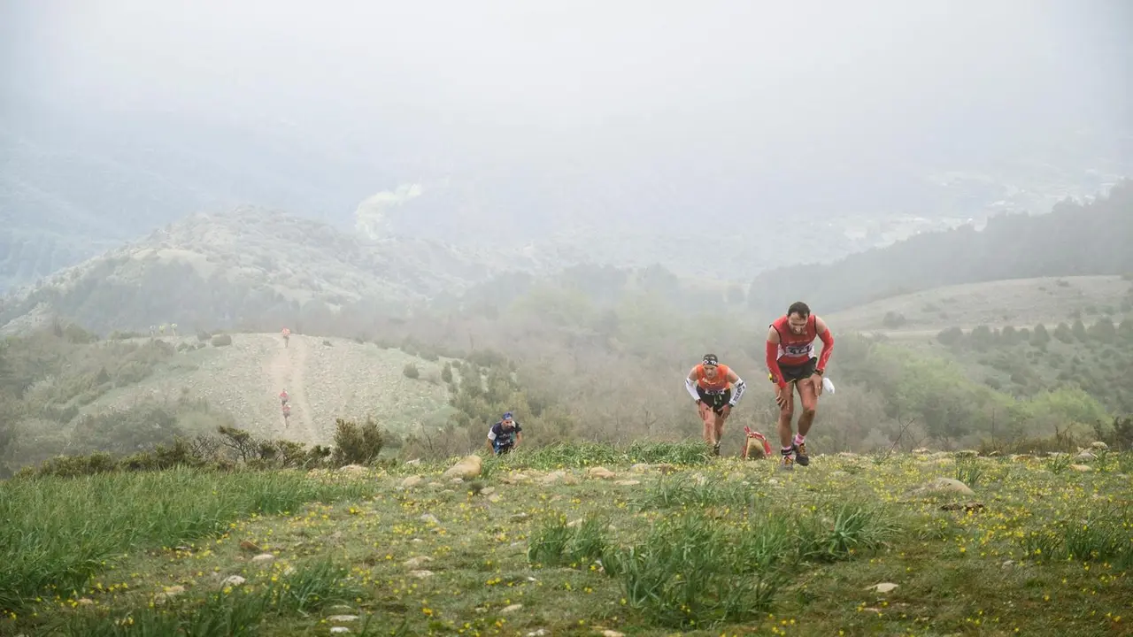 Espectacular imagen de un tramo de subida en la carrera por monta&ntilde;a de Luesia, en la comarca de las Cinco Villas. Foto: Comarca Vinco Villas