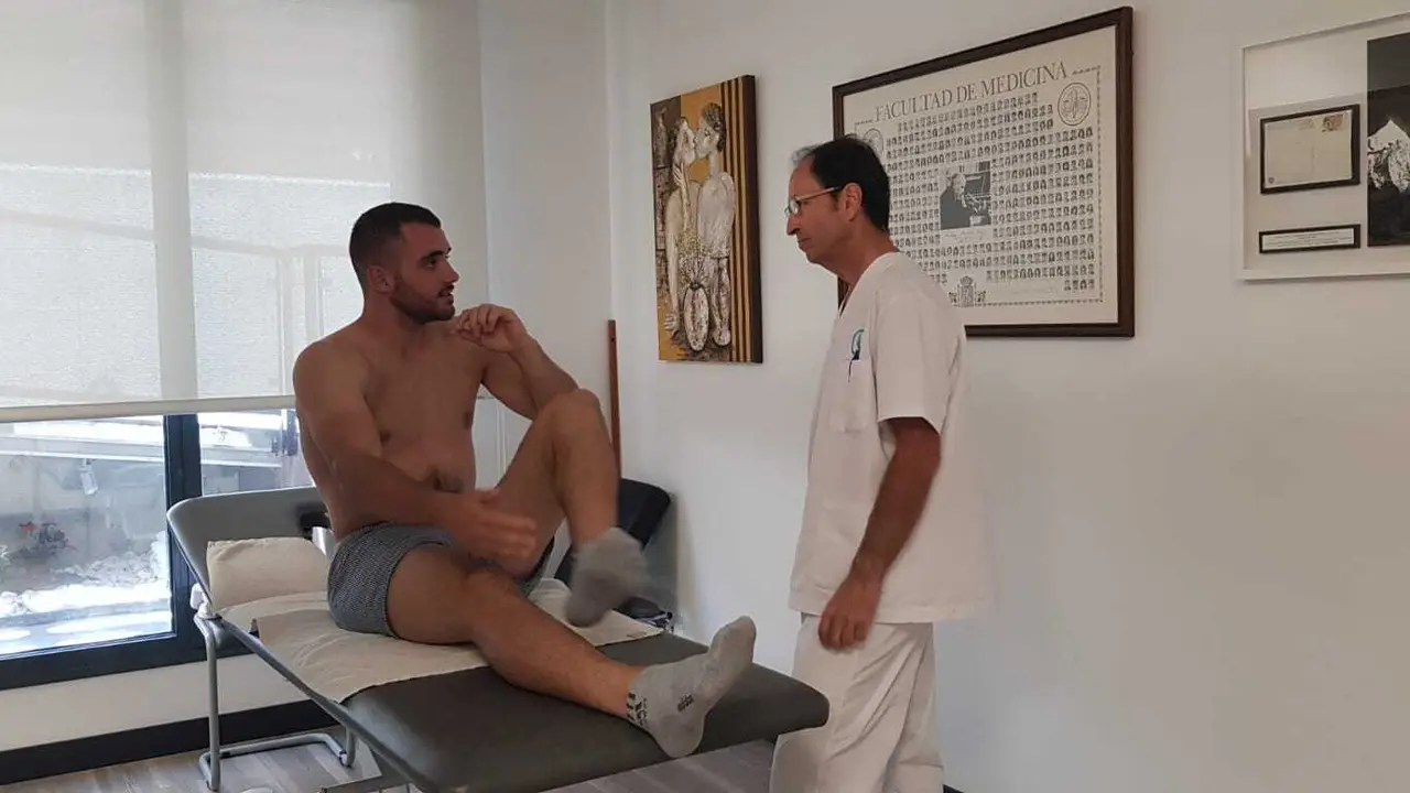 Asier Nieto, nuevo jugador del Bada Huesca, con el Dr. Sarasa. Foto: BM Huesca