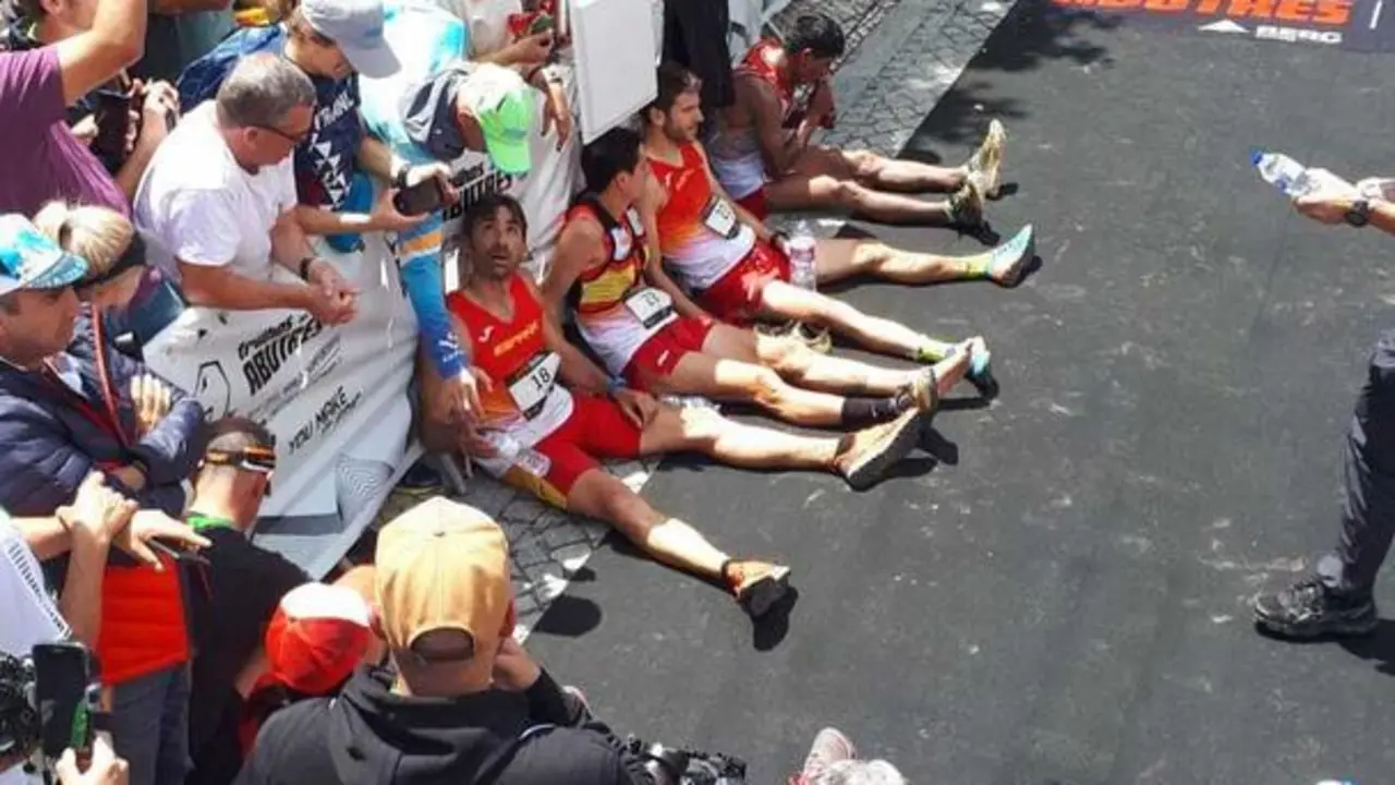 Luis Alberto Hernando, el primero de la izquierda, tras cruzar la meta del mundial celebrado en Portugal, Foto: Twitter Rfea