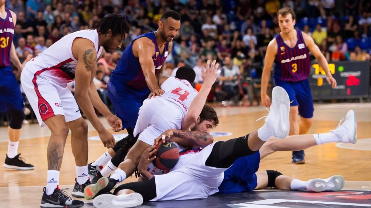 Varios jugadores luchan por un bal&oacute;n. Foto: FC Barcelona/ACB