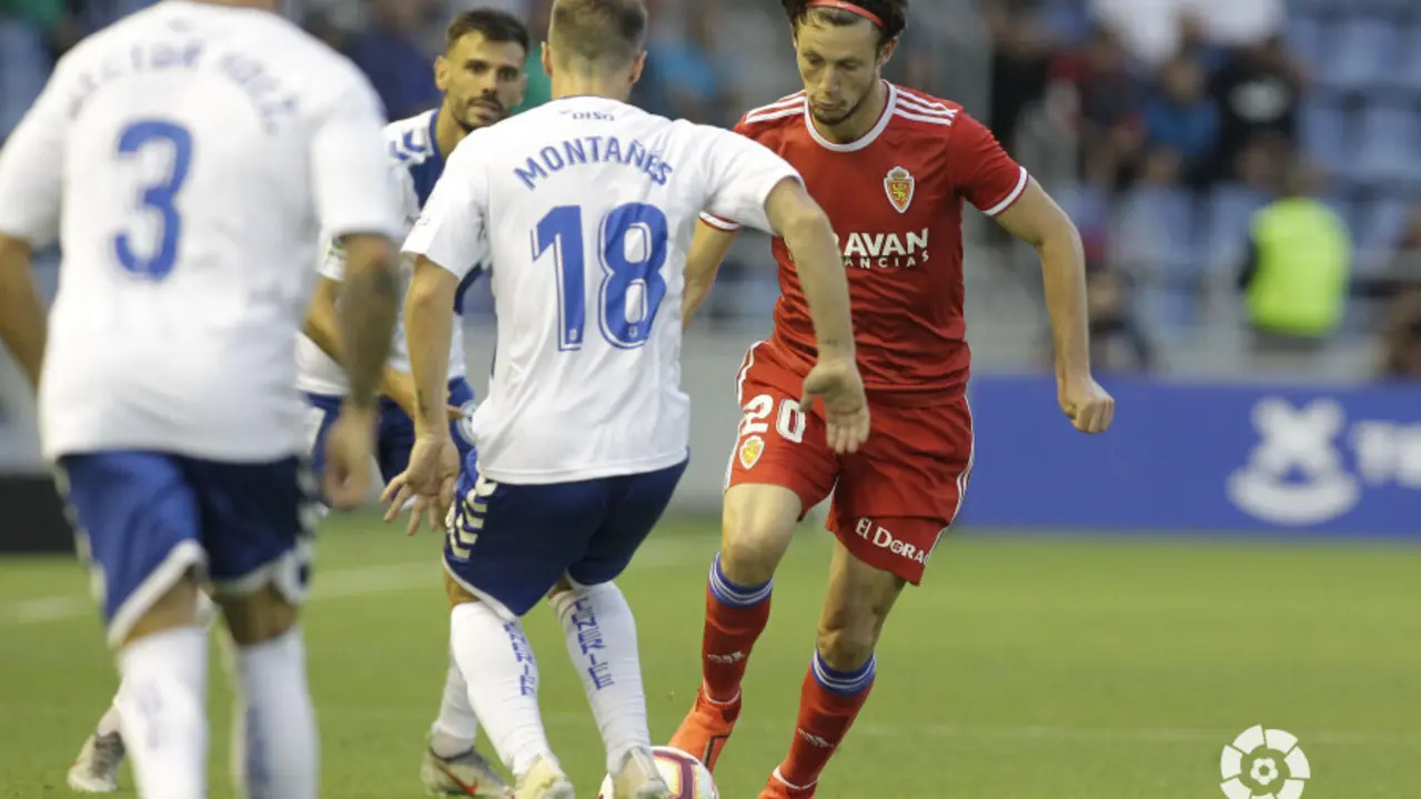 Marc Gual lucha por llevarse el bal&oacute;n. Foto | LaLiga123