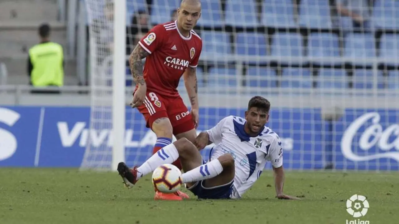Pombo intenta hacerse con el bal&oacute;n ante el Tenerife. Foto: Liga 123
