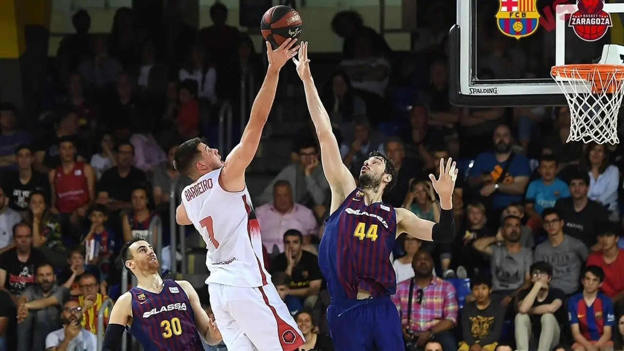 Barreiro anota por elevaci&oacute;n ante Tomic. Foto: ACB
