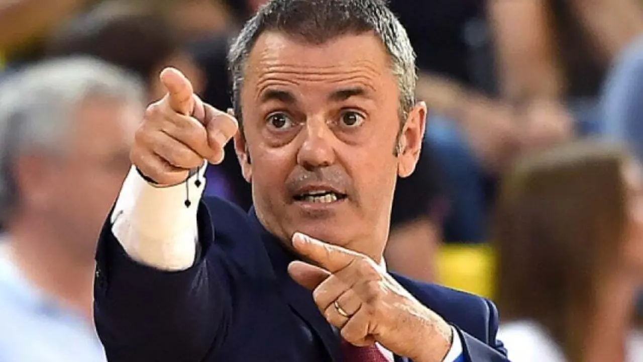 Fisac da instrucciones. Foto: Basket Zaragoza/ACB