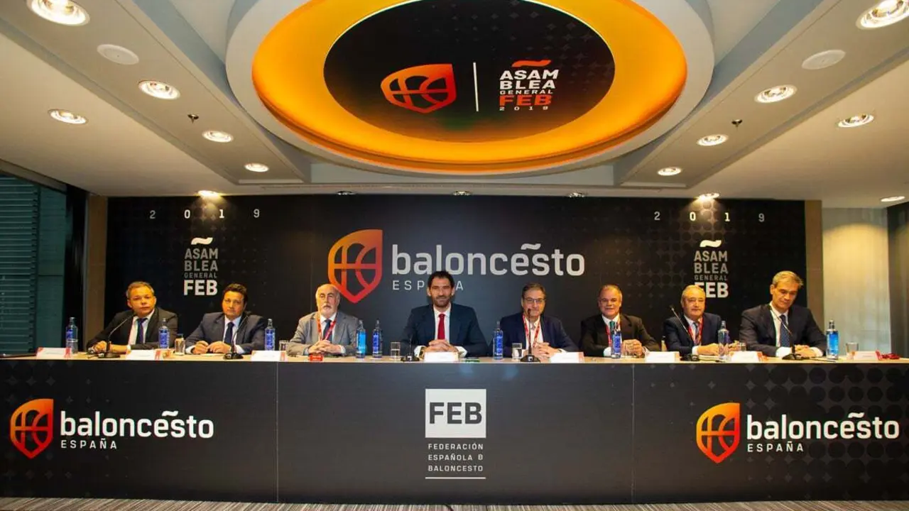 Imagen de la mesa principal de la asamblea, con el presidente Jorge Garbajosa en el centro | Foto: FEB