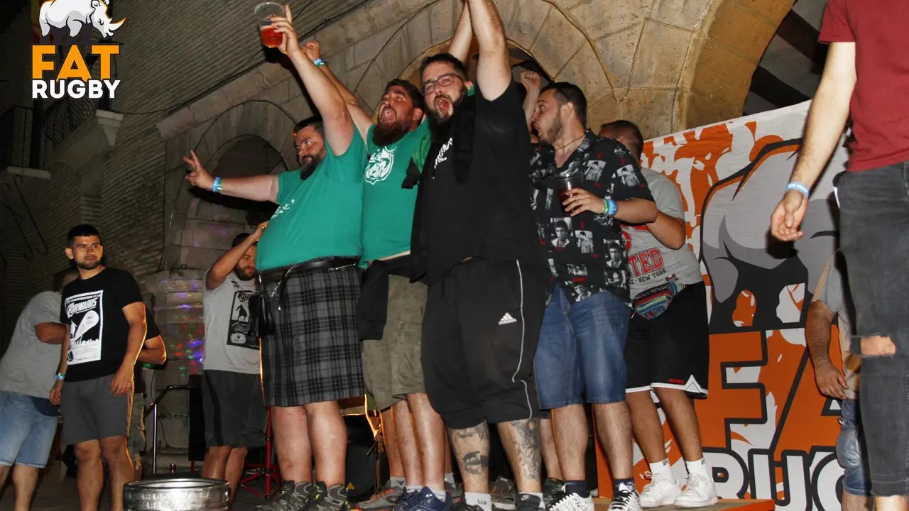 Una imagen captada del &eacute;pico tercer tiempo de todo partido de rugby y m&aacute;s a&uacute;n tras el Fat Rugby dde Monz&oacute;n. Foto: Quebrantahuesos Rugby