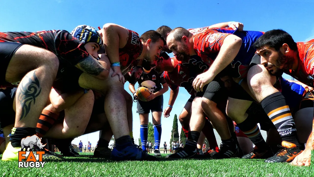 Amistosos, pero con alta intensidad y tensi&oacute;n en cada mel&eacute; disputada en una anterior edici&oacute;n del Fat Rugby de Monz&oacute;n. Foto: Quebrantahuesos Rugby
