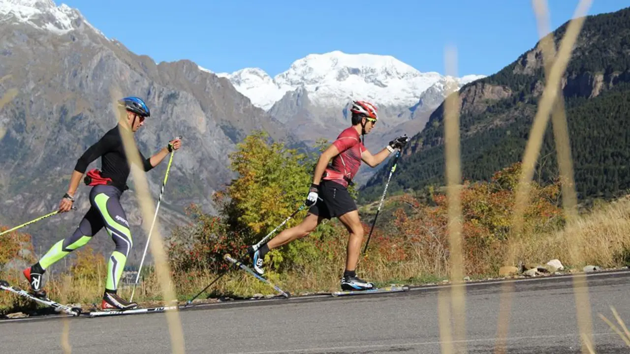 El fondista Mart&iacute; Vigo abre la marcha durante un entrenamiento con rollerski. Foto: FB Mart&iacute; Vigo