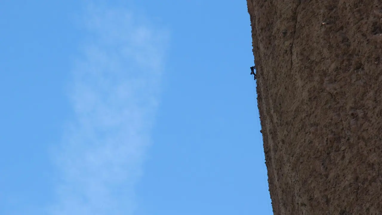 Las 12 horas de escalada de Riglos dej&oacute; im&aacute;genes tan espectaculares como esta. Foto: Pe&ntilde;a Guara