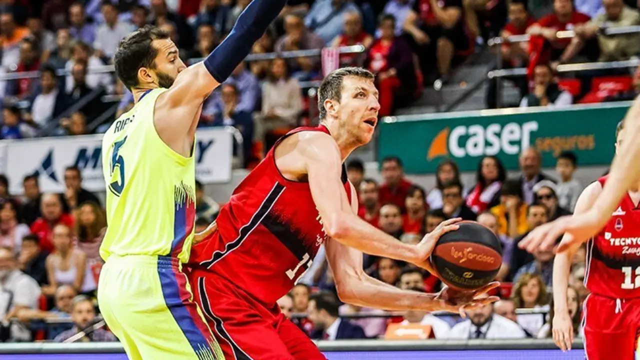 Fran V&aacute;zquez, ante Pau Ribas en el partido de este martes. Foto: Esther Casas/Tecnyconta Zaragoza