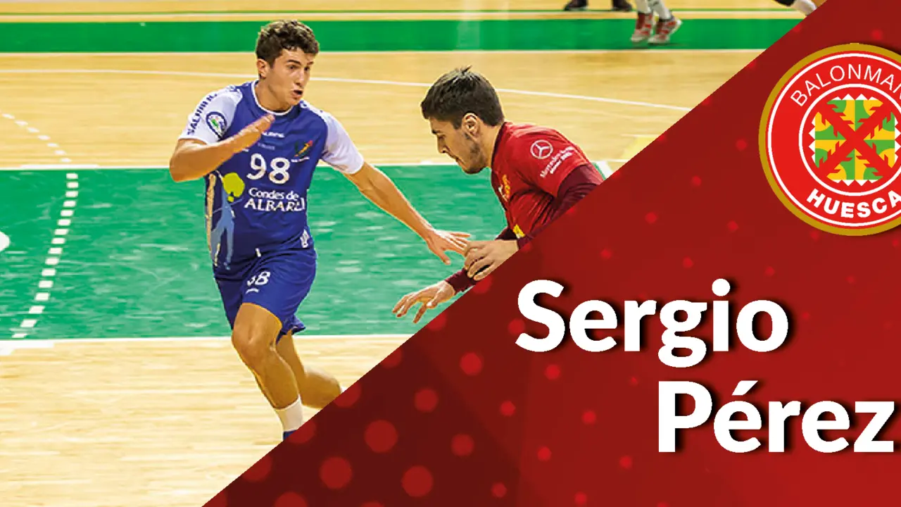 Sergio P&eacute;rez, nuevo fichaje del Bada, defiende a Zungri en el partido de esta temporada en el Palacio. Foto: BM Huesca