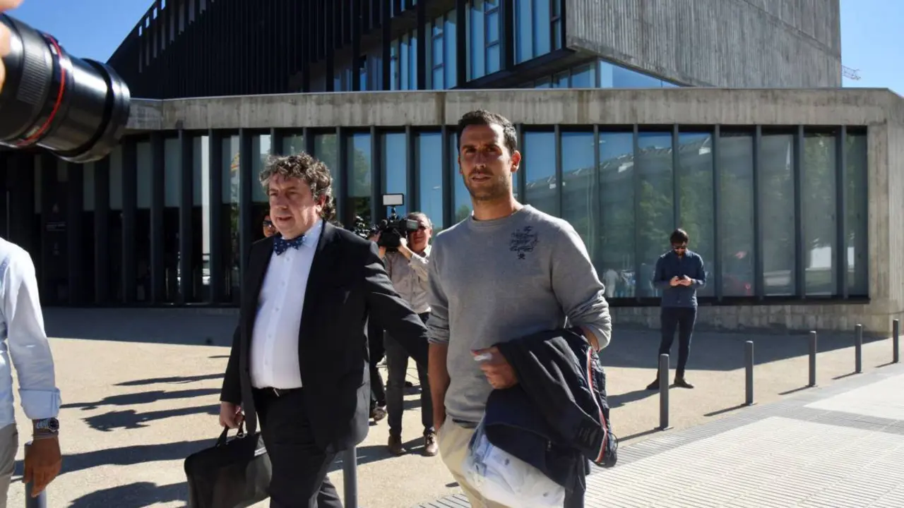Juan Pablo Lerena e &Iacute;&ntilde;igo L&oacute;pez saliendo de los Juzgados de Huesca tras declarar por la Operaci&oacute;n OIKOS | Foto: as.com