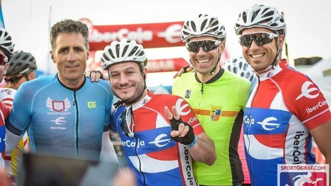 Miguel Indurain, una de las estrellas de la gran Quebrantahuesos siempre es 'asediado' por los aficionados. Foto: QH