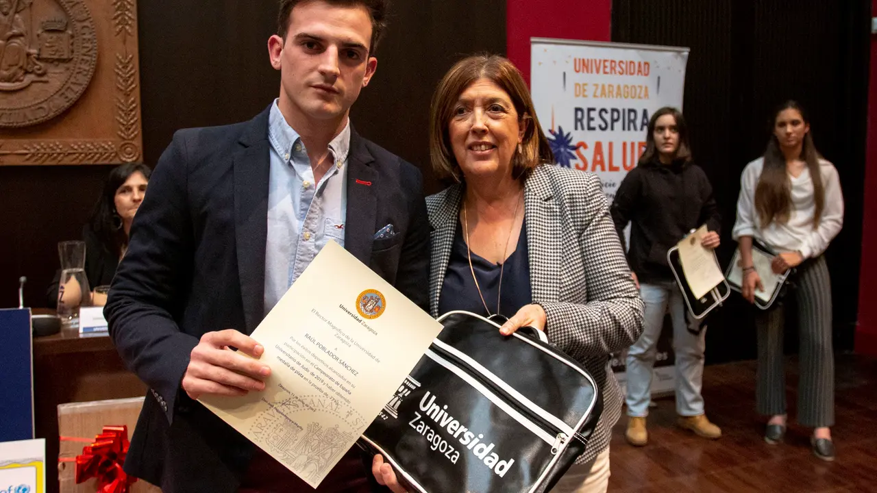 Ra&uacute;l Poblador S&aacute;nchez, uno de los medallistas en los Campeonatos de Espa&ntilde;a, recogiendo el pasado martes un reconocimiento de la Universidad de Zaragoza, entregado por  la vicerrectora Yolanda Polo, por sus resultados deportivos. Foto: Unizar