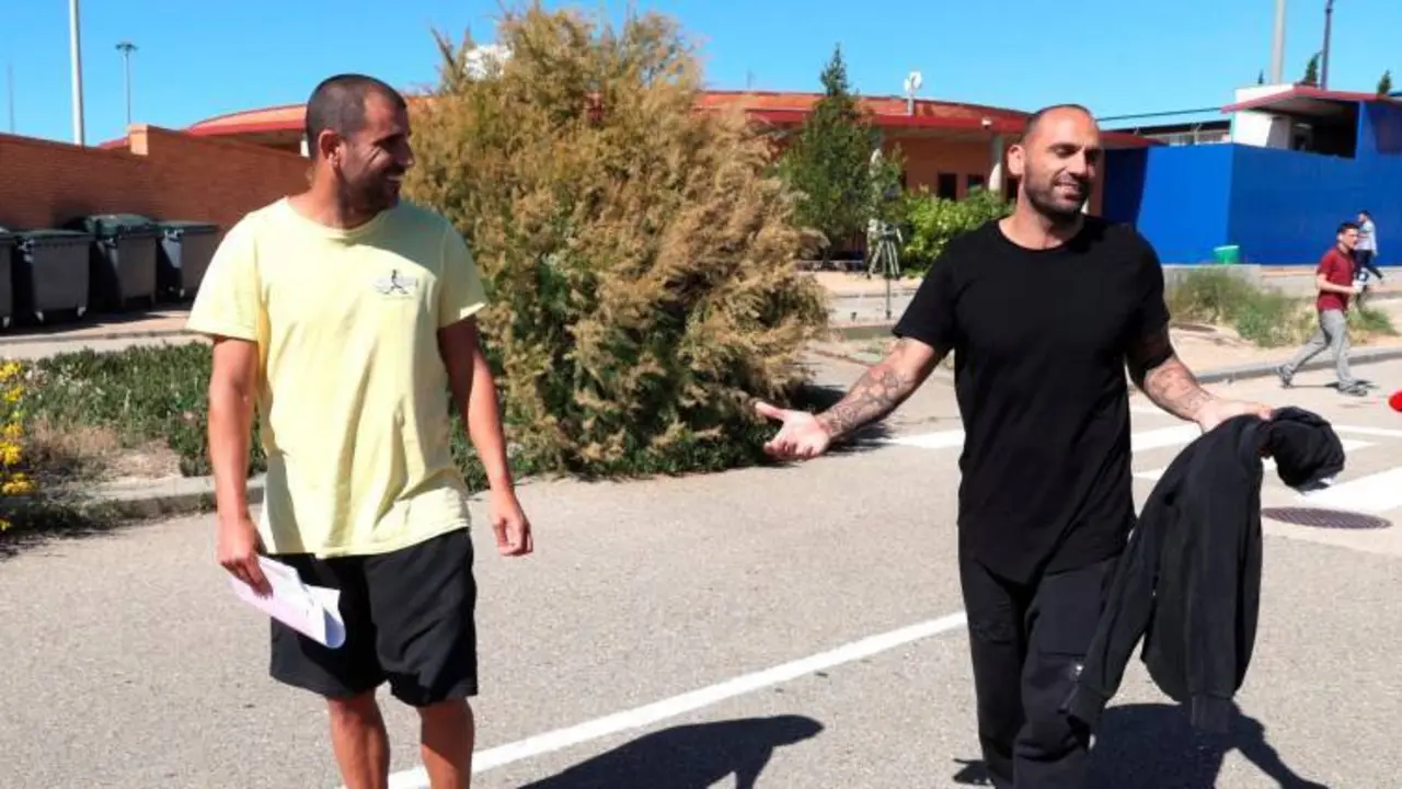 Carlos Aranda (izda) y Ra&uacute;l Bravo, saliendo de la prisi&oacute;n de Zuera tras abonar su fianza | Foto: La Raz&oacute;n