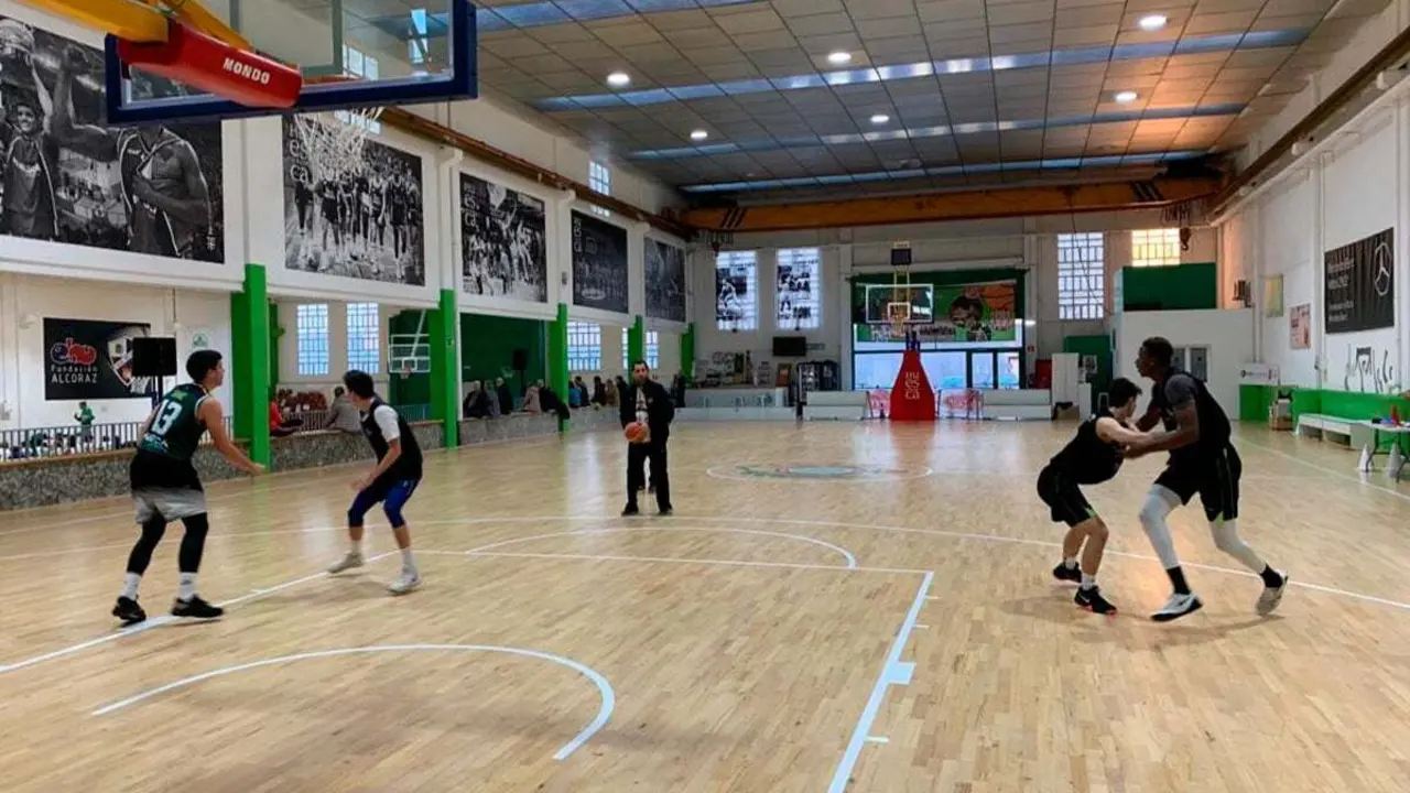Jugadores dentro de una pr&aacute;ctica en un campus organizado por CB Pe&ntilde;as | Foto: CBPHuesca