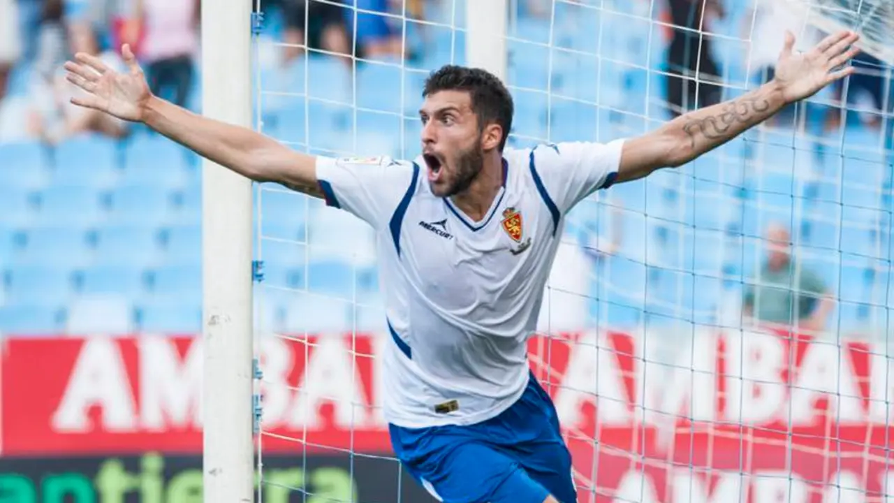 Borja Bast&oacute;n celebra uno de sus goles con el Zaragoza. | Foto: FP Real Zaragoza