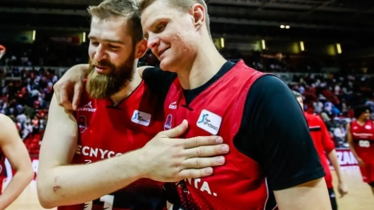 Radovic y Seibutis se abrazan tras el &uacute;ltimo partido de Play Off ante el Barcelona. Foto: Esther Casas/ Basket Zaragoza