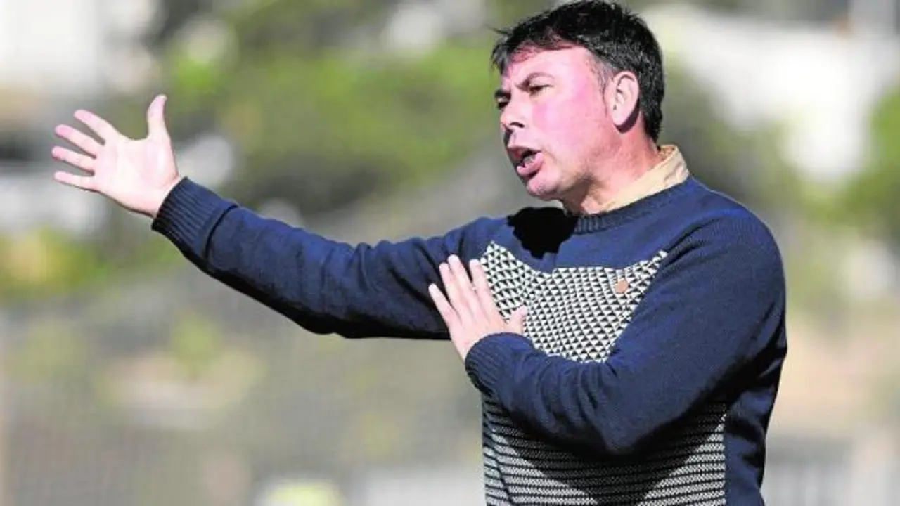 Manolo Sanl&uacute;car da instrucciones en un partido, en imagen de la web del CD Ebro