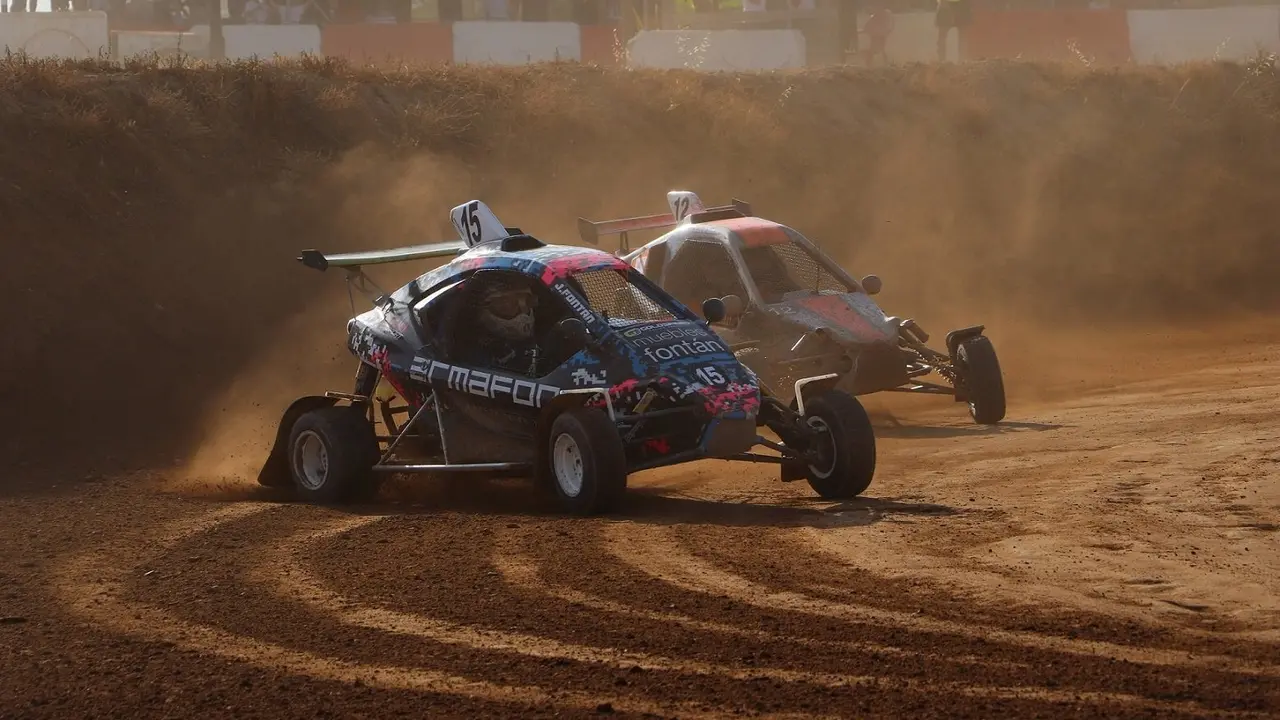 Imagen de la prueba de Car Cross disputada en Espl&uacute;s que siempre deja im&aacute;genes espectaculares. Foto: Fada