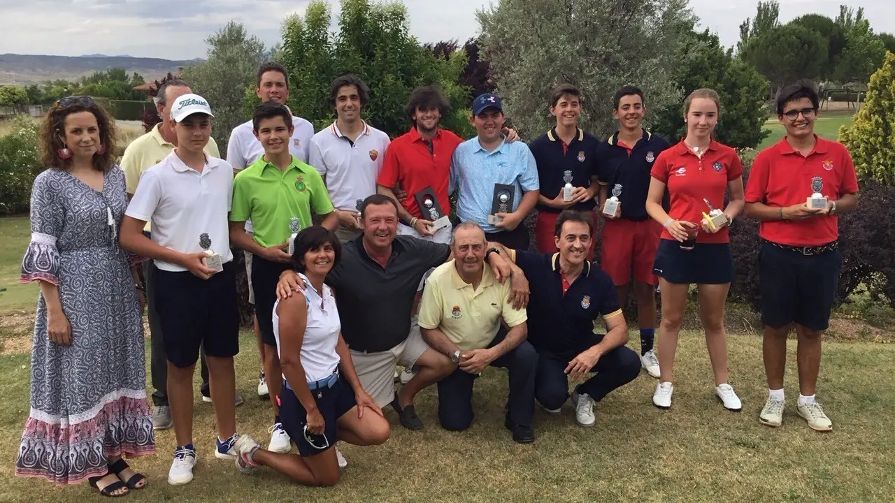 Ganadores en distintas categor&iacute;as con sus premios tras el torneo de parejas disputado en el Augusta Golf Calatayud. Foto: Augusta Golf Calatayud
