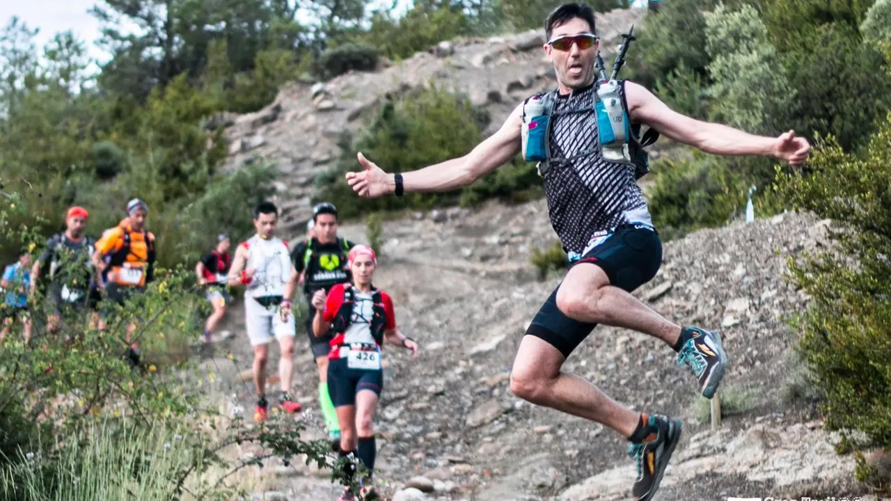 La dureza del recorrido del Gran Trail Sobrarbe tambi&eacute;n deja escenas de alegr&iacute;a, como en la imagen. Foto: GT Sobrarbe