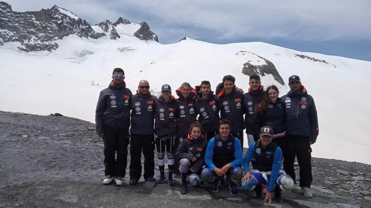 Esquiadores y entrenadores del Cetdi, en Les Deux Alpes, primera concentraci&oacute;n sobre nieve de la pretemp&ograve;rada. Foto: Cetdi Arag&oacute;n