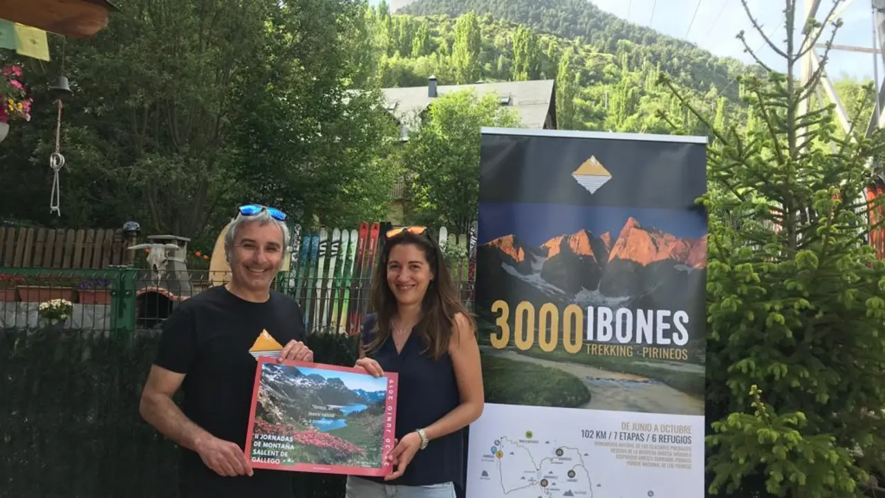 C&eacute;sar Gorgol y Sandra Lecina, de la Asociaci&oacute;n Tur&iacute;stica Valle de Tena, con un cartel e promoci&oacute;n del trekking de los ibones. Foto: ATVT