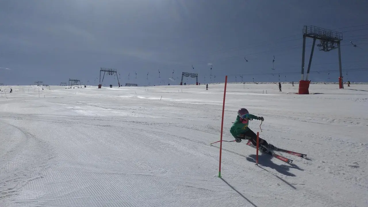 La pretemporada de esqu&iacute; en estas fechas obliga a esquiar por encima de los 3.000 metros de altitud En la imagen, un esquiador del Panticosa Esqu&iacute; Club. Foto: PEC