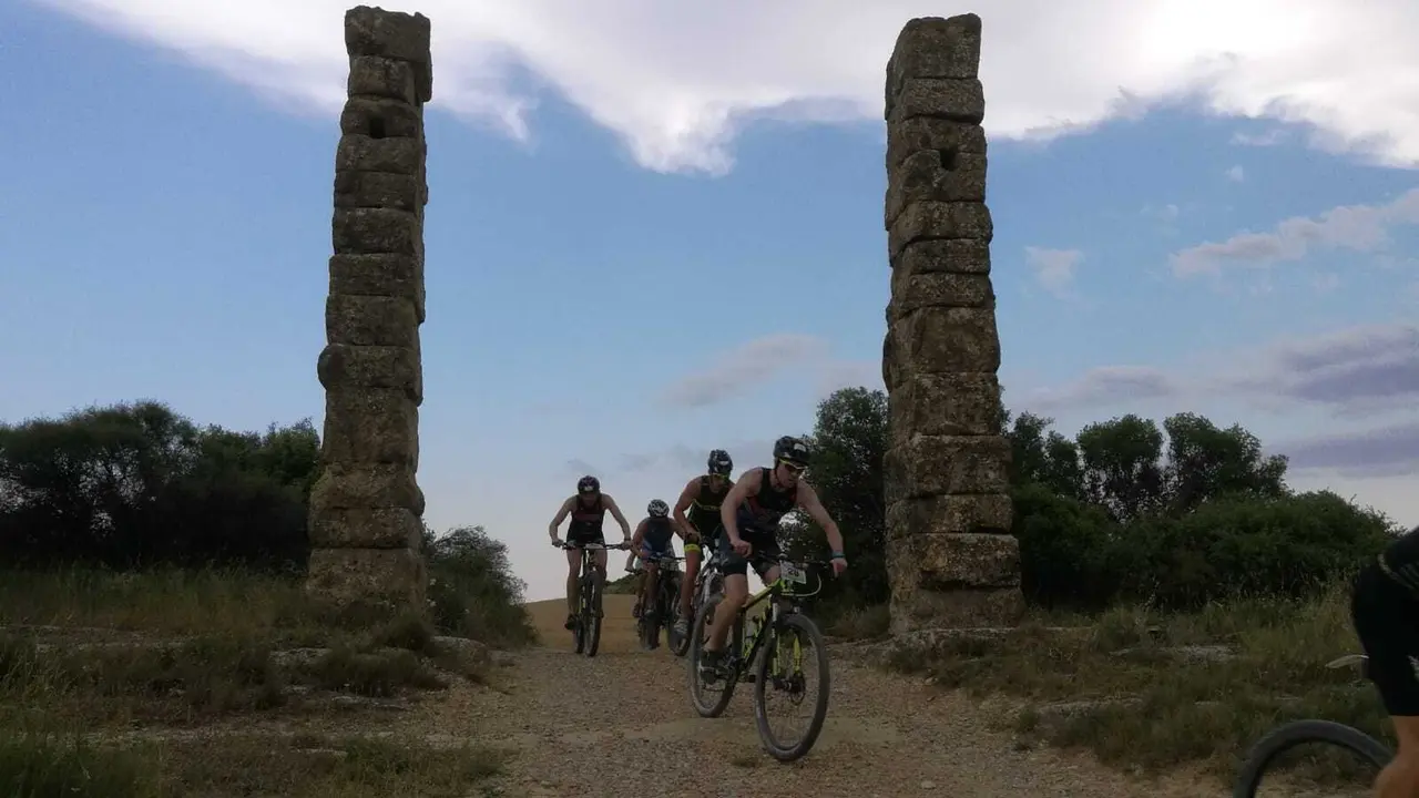 La prueba de BTT del triatl&oacute;n de S&aacute;daba  pone en valor algunos de los monumentos de la localidad. Foto: Javier Mart&iacute;nez 'El brujo'
