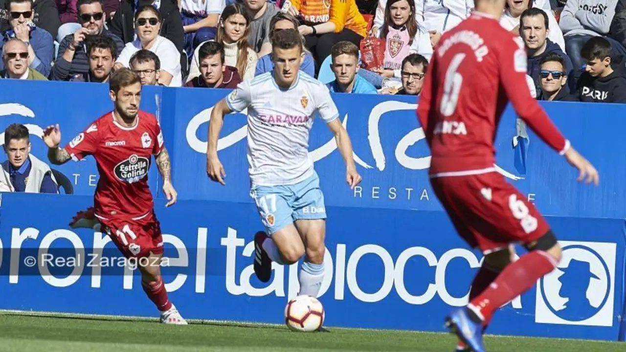 Nieto conduce un bal&oacute;n en La Romareda. Foto: Real Zaragoza