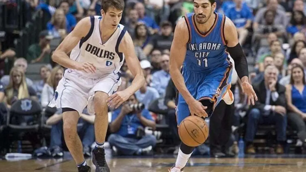 Brussino persigue a Enes Kanter (entonces jugador de Oklahoma y ahora en Portland) en un partido de NBA. Foto: Jerome Miron/USA Today Sports