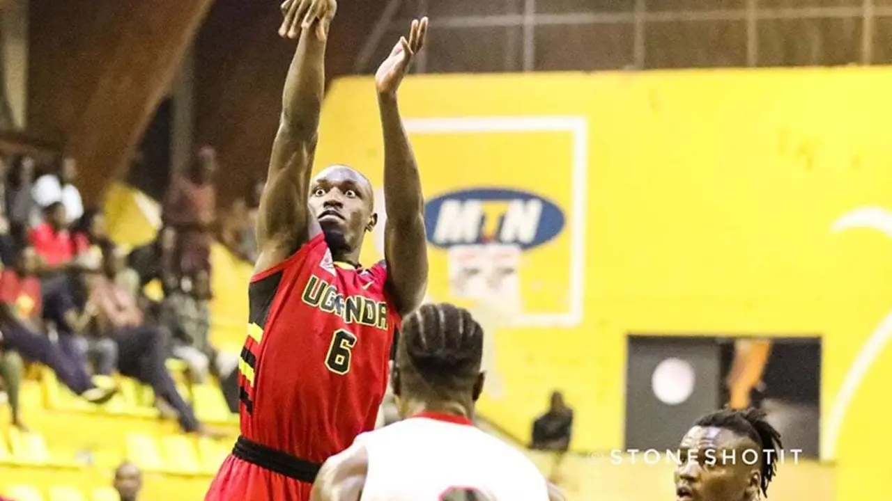 Robinson Opong lanza a canasta en un partido de este verano con Uganda | Foto: Stoneshotit