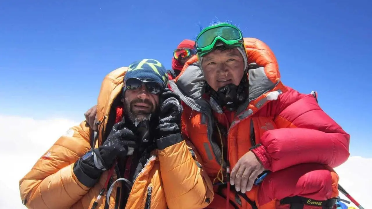 Javier Camacho en la cima del Everest. Foto: Javier Camacho