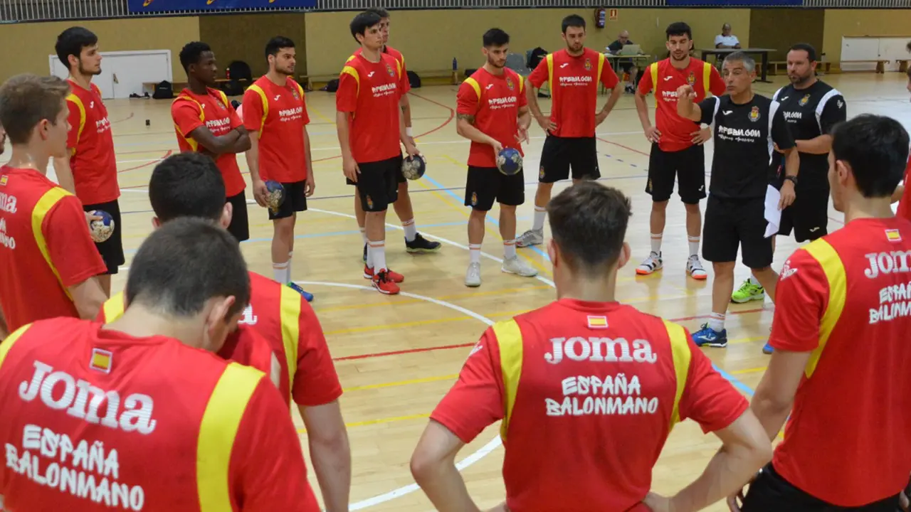 Isidoro Mart&iacute;nez, seleccionador de los J&uacute;nior, en un entrenamiento. Foto: Rfebm